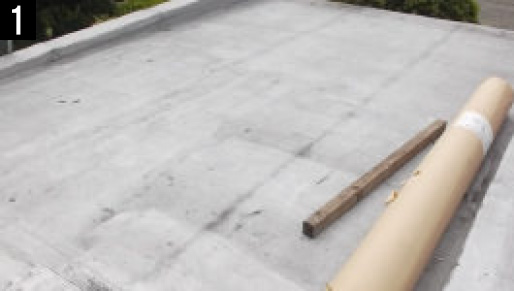 一階部の屋上の絶縁工法の作業